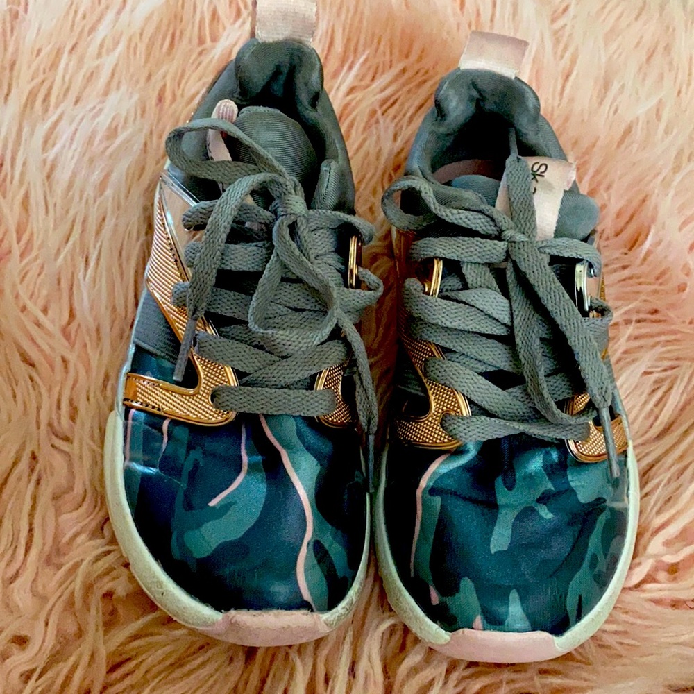 5T girl skechers athletic shoes.